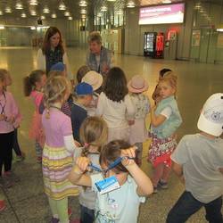 Kinder bei einer Führung im Flughafengebäude
