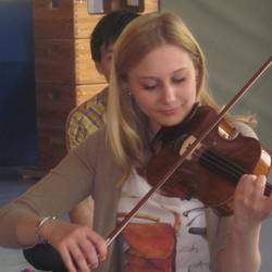 Kinder lernen die Geige kennen