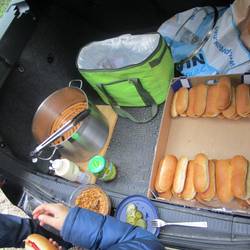 Kinder bekommen zur Stärkung leckere Hot Dogs zum Mittag geliefert.