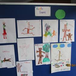 Kinder haben Bilder zum Kinderbuch Stockmann gemalt.