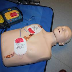 Übung mit einem Defibrillator