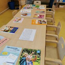 Auf einem niedrigen Tisch liegen verschiedene Fachbücher zur Kleinstkindpädagogik
