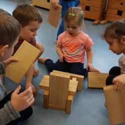 Kinder spielen mit dem Hengstenberg- Bewegungsmaterial aus Holz.