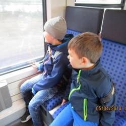 Die Kinder fahren mit der S-Bahn zur Legoausstellung.