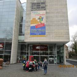 Die Kinder stehen vor dem Museum und es wird ein Gruppenbild gemacht.