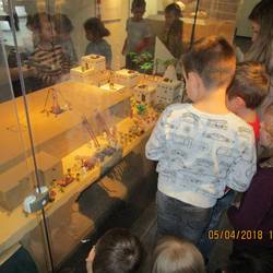 Die Kinder gucken sich die Legoausstellung an.