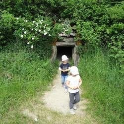 Kinder laufen durch einen dunklen Tunnel