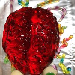 Essen für die Party- ein Gehirn aus rotem Wackelpudding