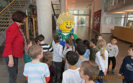 Am Eingang der Legoausstellung werden die Kinder von einer übergroßen Legofigur begrüßt.